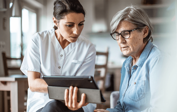 Digitale uitleg tablet verpleegkundige en patiënte