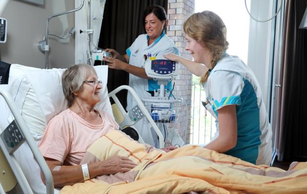 Patiënt in gesprek met twee verpleegkundigen Bernhoven