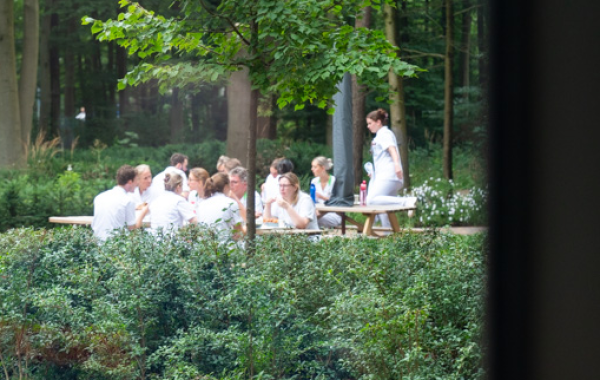 Zorgpersoneel samen in tuin van ziekenhuis