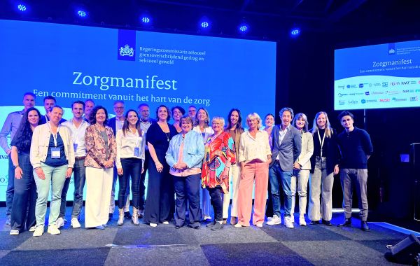 Groep met ondertekenaars van het zorgmanifest