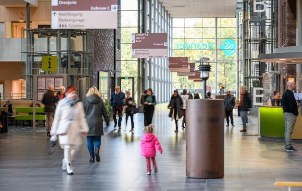 Hal ziekenhuis met allemaal mensen