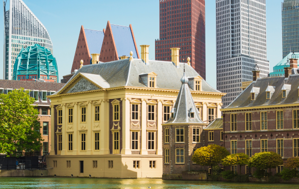 Zicht vanaf de Hofvijver op het Mauritshuis en het torentje