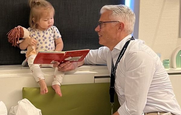 man leest kindje voor op Kinderafdeling MMC