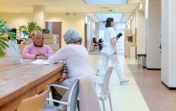 Wachtende patiënten in ziekenhuis