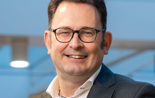 Portretfoto Arjen Hakbijl