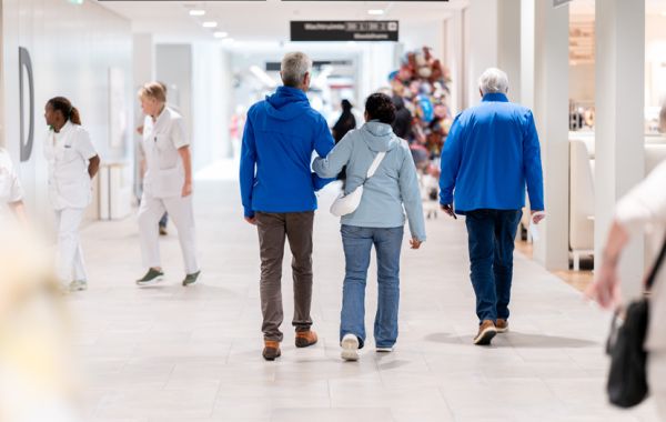 Patiënten en zorgprofessionals in gang ziekenhuis