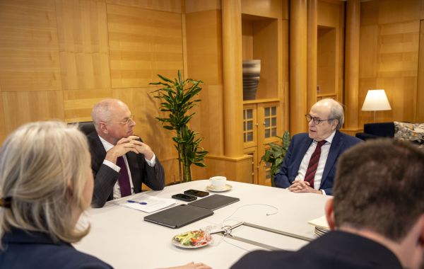 Ad Melkert in gesprek met minister Bruijn