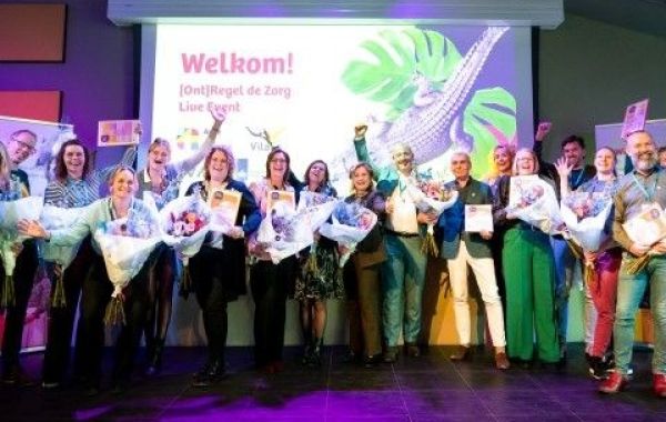 Beeld op podium van groep mensen op het Ontregel de zorg live event