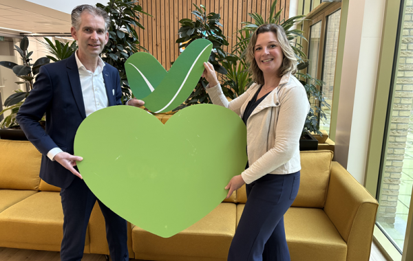 bestuurder st jansdal en duurzaamheidscoördinator met in hun handen een groot groen hart