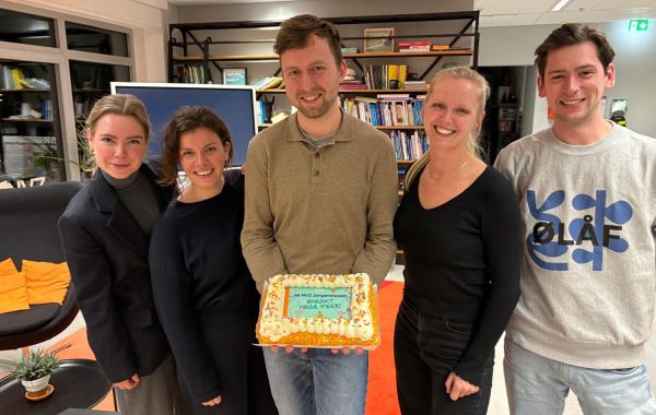 Taart gepresenteerd door Jongerenraad