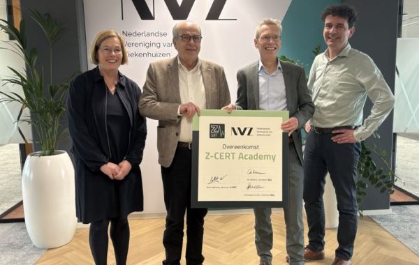 Veronique Esman, Ad Melkert, Wim Hafkamp en Daan Brinkhuis met de getekende overeenkomst met Z-CERT