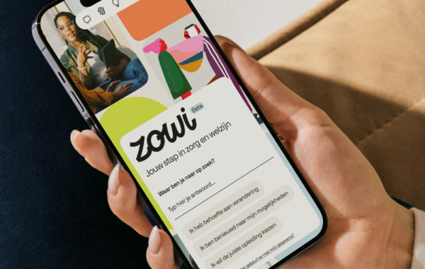 telefoon in hand met app Zowi op het scherm