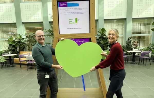 Annemiek Rutters en Simke de Jong met het groene hart