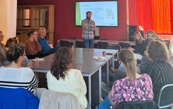 spreker en publiek bij Kick off Green teams Dijklander Ziekenhuis