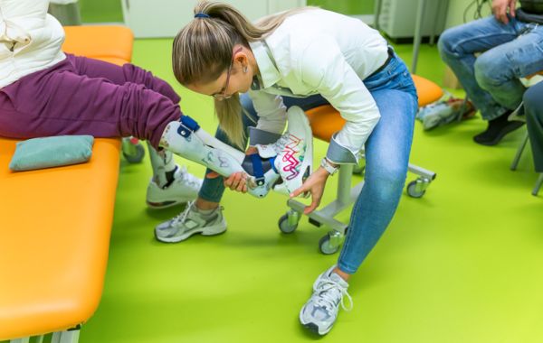 Specialist past schoen op voet bij prothese