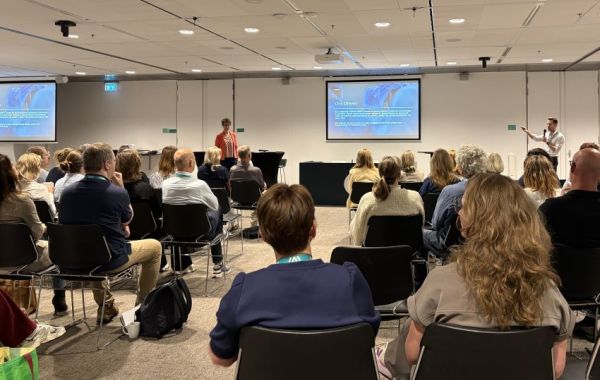 Overzichtsbeeld van de zaal tijdens de bijeenkomst sociaal en veilig werkklimaat  op 5 juni '26
