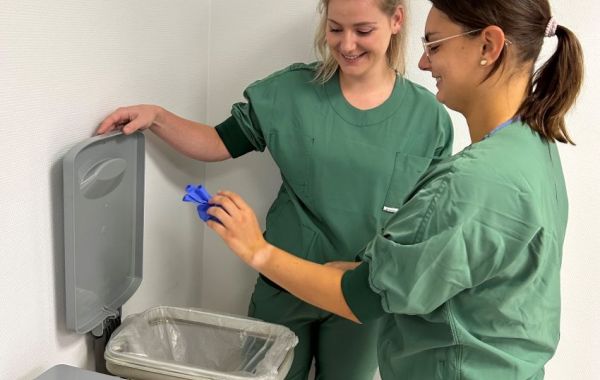 Verpleegkundigen werpen handschoen weg