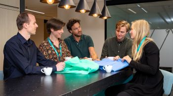In gesprek over onderzoek naar duurzame sterilisatieverpakkingen