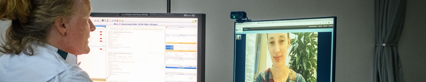 Arts houdt spreekuur digitaal met patiënt