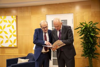 Ad Melkert en minister Bruijn bekijken de NVZ Strategische vise 2030