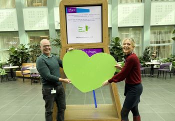 Annemiek Rutters en Simke de Jong met het groene hart