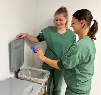 Verpleegkundigen werpen handschoen weg