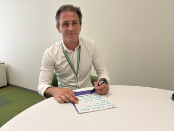 Jurgen Sernee aan tafel