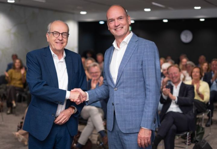 Ad Melkert schudt de hand van zijn opvolger Gert-Jan Segers