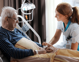 Patiënt in gesprek met verpleegkundige Bernhoven