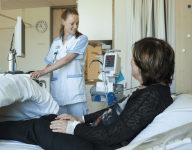 Patiënte in gesprek met verpleegkundige Deventer Ziekenhuis