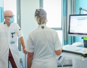 Arts en verpleegkundige kijken naar scherm
