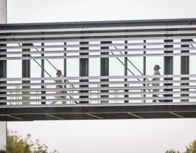 Ziekenhuismedewerkers lopen over een brug binnen het ziekenhuis