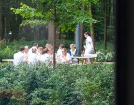 Zorgpersoneel samen in tuin van ziekenhuis
