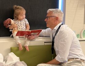 man leest kindje voor op Kinderafdeling MMC