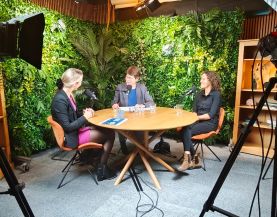 De 3 spreker in de studio tijdens podcastopname