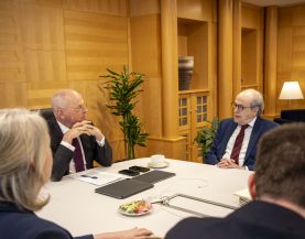 Ad Melkert in gesprek met minister Bruijn