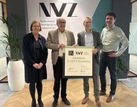 Veronique Esman, Ad Melkert, Wim Hafkamp en Daan Brinkhuis met de getekende overeenkomst met Z-CERT