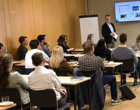 Hans Schoo tijdens bijeenkomst over proactieve zorgbemiddeling