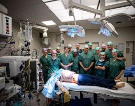 Groepsfoto tijdens het bezoek van de Commandant der Strijdkrachten aan het HMC