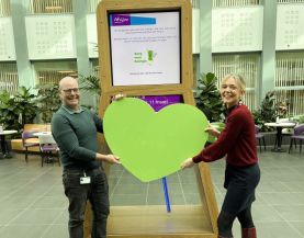 Annemiek Rutters en Simke de Jong met het groene hart