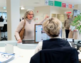 Vrouw aan de balie van het ziekenhuis