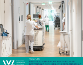 beeld voor werving vacature verpleegkundige in ziekenhuisgang