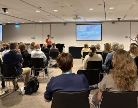 Overzichtsbeeld van de zaal tijdens de bijeenkomst sociaal en veilig werkklimaat  op 5 juni '26