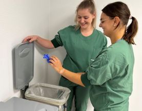 Verpleegkundigen werpen handschoen weg